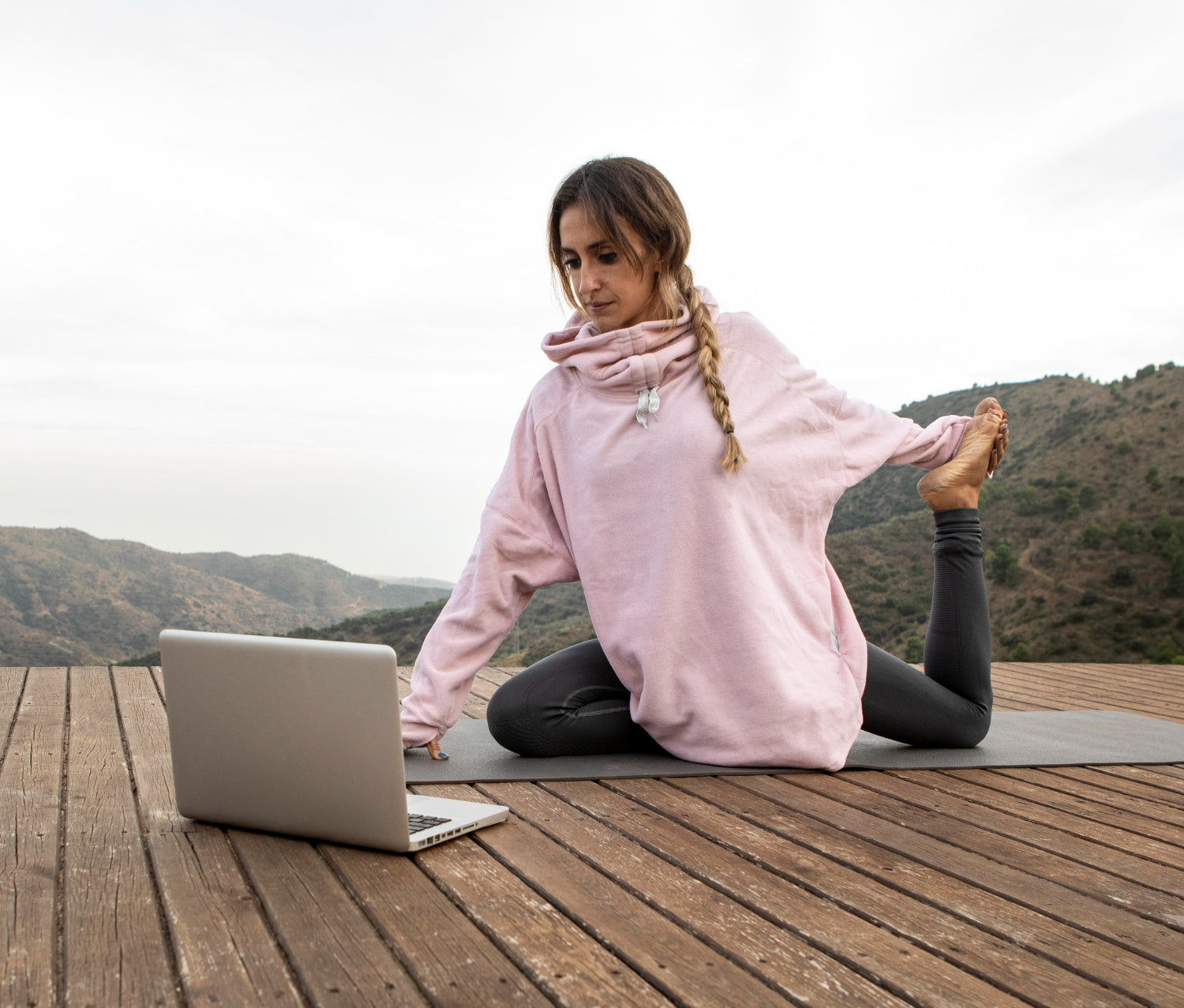 Best Ways to Use a Women's Yoga Sweatshirt as a Layering Piece -