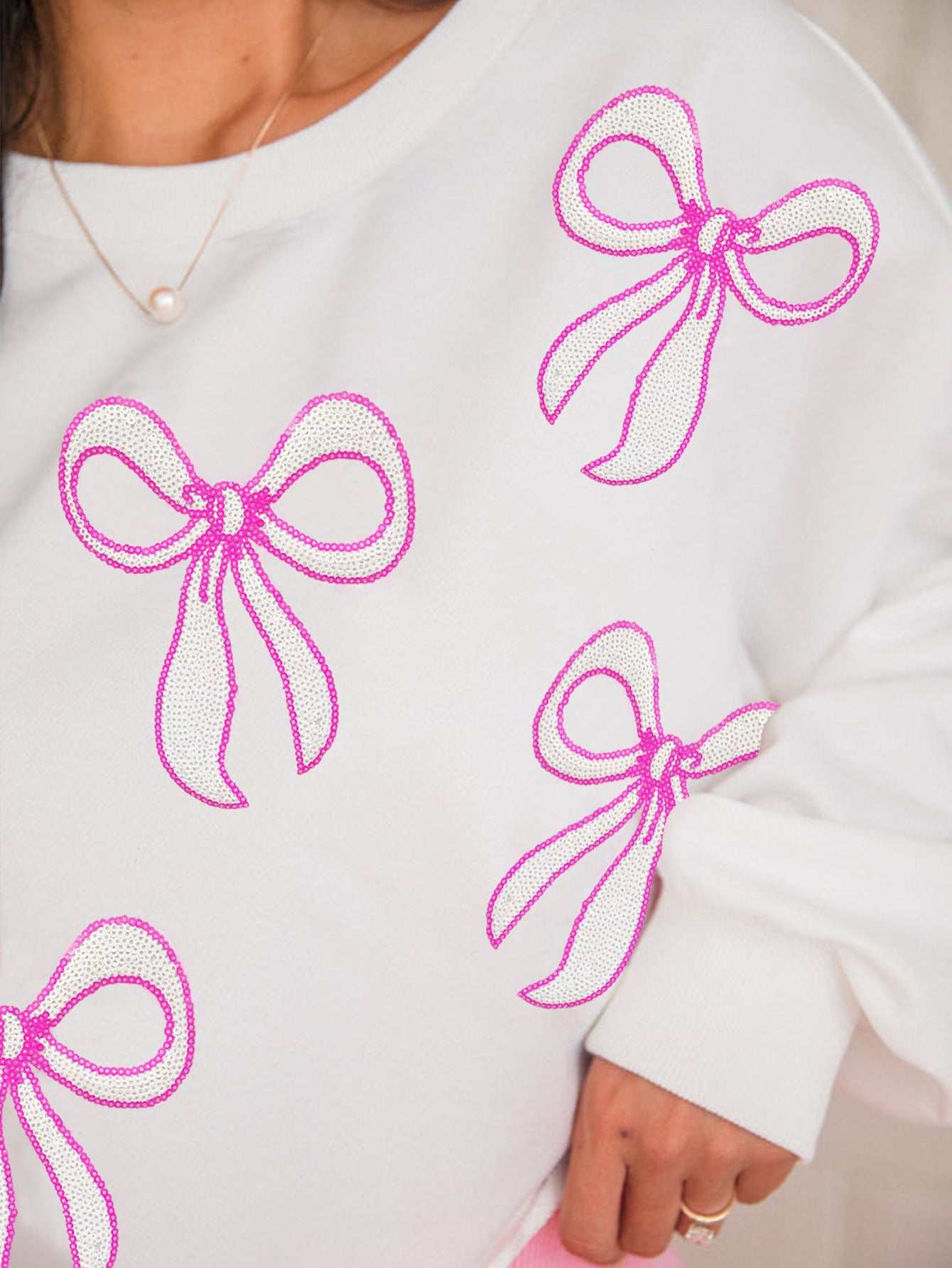 Bowknot Graphic White Sweatshirt | Perfect for Casual or Everyday Wear